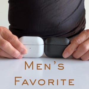 Personalisierte AirPods-Lederhülle – Geschenk für Ihn – Geburtstagsgeschenk – Modernes Design – Minimalistische Ästhetik – Schwarzes Accessoire – Individuelle Initialengravur Bild 20