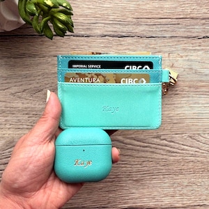 Paquete estético personalizado para esposa, monograma, iniciales, estuche para AirPods, billetera minimalista de cuero, regalo para mujeres que lo tienen todo