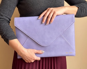 Elegante Laptoptasche aus lila Leder mit personalisierten Initialen und Fach – perfekt für Damen, ideal als Geburtstagsgeschenk
