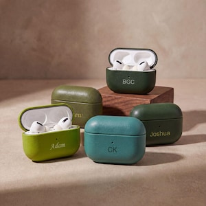 Groen AirPods-hoesje, ideaal als verjaardagscadeau. Gepersonaliseerde leren AirPods Pro 3-hoes met monogram en initialen. Een stijlvolle en gepersonaliseerde accessoire voor elke dag.
