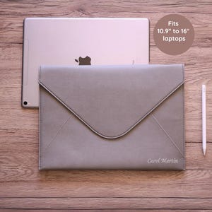 Macbook スリーブ 13 レザー 昇進祝い メンズ Surface Pro ケース 夫への新就職祝いにイニシャル入り パーソナライズ ドキュメントホルダー ノートパソコンケース