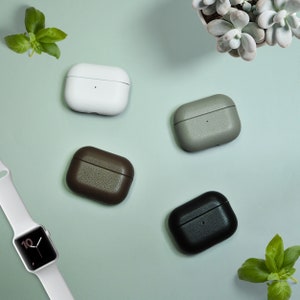 Custodia in pelle iniziale per AirPod Pro 2 per uomo, idea regalo moderna personalizzata, custodia nera per AirPod 3 per fidanzato, regalo di compleanno, minimalista, bianco