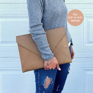 Monogram lederen laptophoes gepersonaliseerd voor MacBook Pro-hoesje Verjaardagscadeau vrouw eerste werkdag cadeau Initiaal gegraveerde computertas