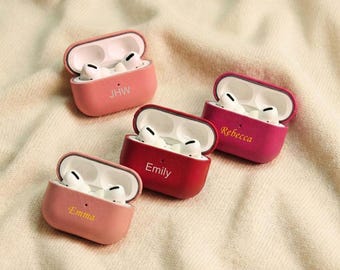 Frauen Ästhetik Monogramm AirPods Pro Hülle personalisierte Geschenk für sie Rosa Leder AirPods Hülle 4 Gen Print Initialen für Schwester Geburtstagsidee