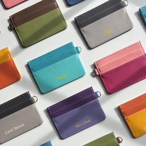 Cartera minimalista con estampado inicial, tarjetero con llavero para un amigo, regalo de cumpleaños, tarjetero personalizado de cuero con bloqueador RFID, bonito