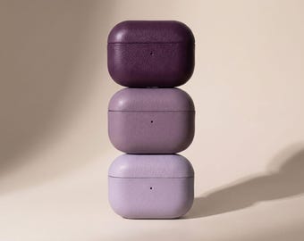 Personalisierte Airpods Pro Hülle Monogramm Leder Purple Lover Airpods-Abdeckung Benutzerdefiniertes Initialzubehör Minimalistisches graviertes Apfel-Premium-Geschenk