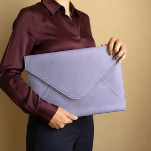 Funda de cuero personalizada estilo bohemio para portátil con bolsillo para mujer, elegante bolso de trabajo con iniciales moradas.