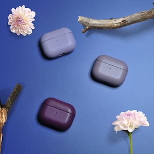 Personalisierte Airpods Pro Hülle Monogramm Leder Purple Lover Airpods-Abdeckung Benutzerdefiniertes Initialzubehör Minimalistisches graviertes Apfel-Premium-Geschenk