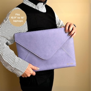 Boho personalisierte Leder Laptoptasche mit Tasche für Frauen individuelle stilvolle Arbeitstasche Geburtstagsgeschenk für ihre lila Initialen Laptophülle