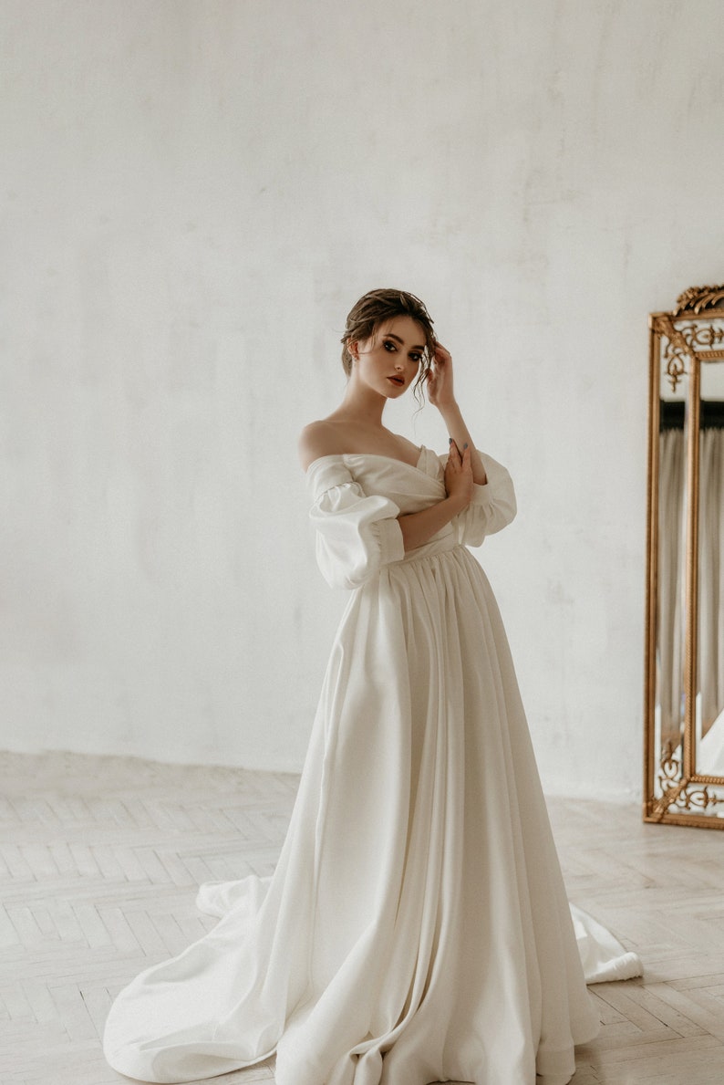 wedding dress/ satin dress/ Chris style/ long dress puffy sleeve