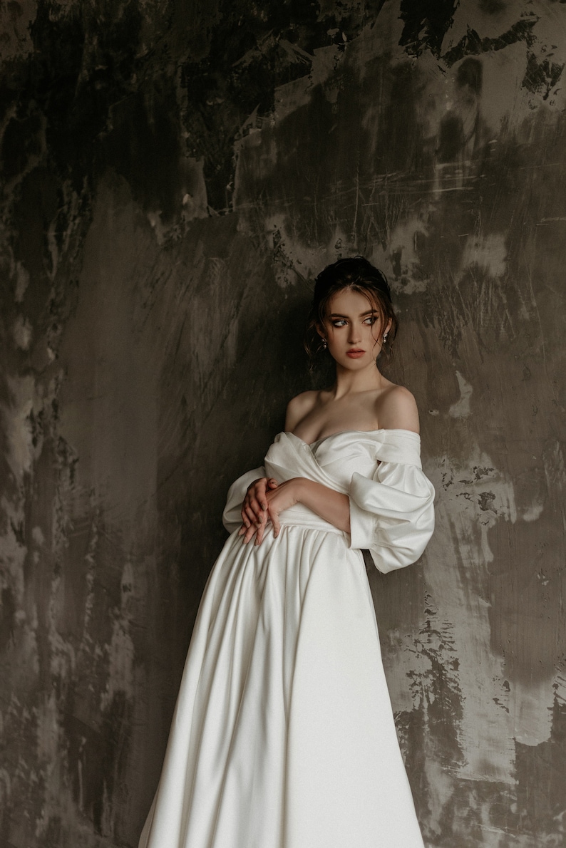 wedding dress/ satin dress/ Chris style/ long dress puffy sleeve