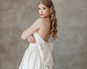 Wedding dress with bow in back. Wedding  dress with Long train. Bow on the back. Satin wedding dress. Wedding dress.