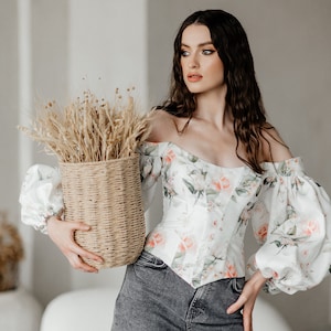 Corset. Fashionable corset top. Lacing on the back. Floral print. Removable sleeve.
