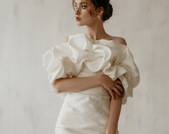 Mini robe de mariée. Robe de mariée. Robe de mariée courte minimaliste. Robe de mariée de style classique. Robe de mariée courte. style Brenda