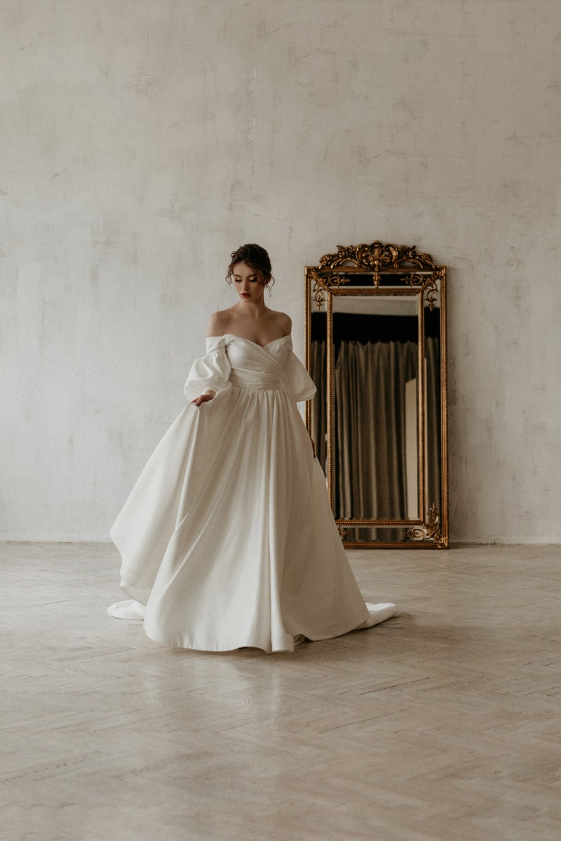 wedding dress/ satin dress/ Chris style/ long dress puffy sleeve