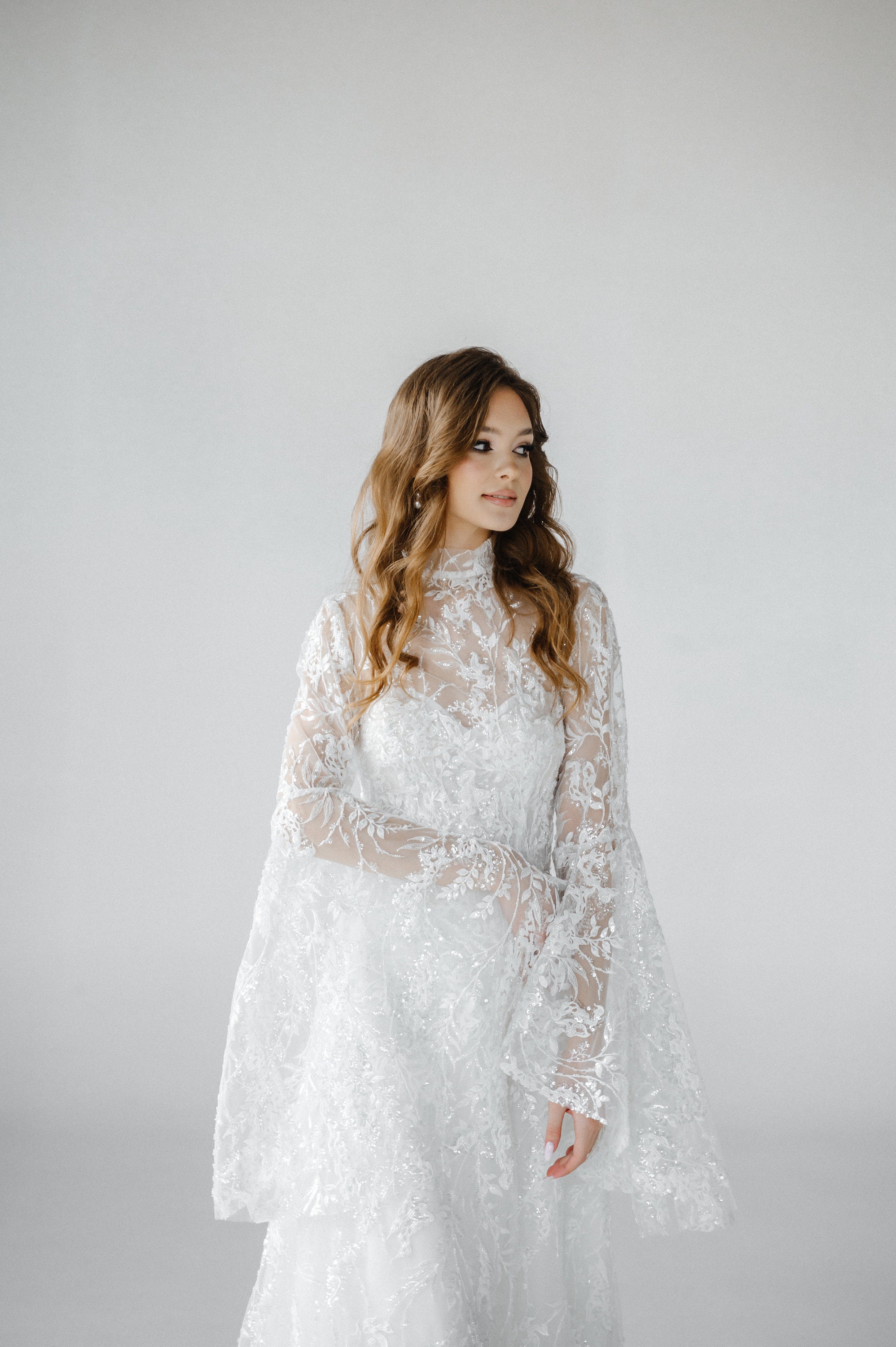 Luxurious wedding dress. Wedding dress with lace. Wedding dress boho style. Chic wedding dress with glitter. Wedding dress plus size