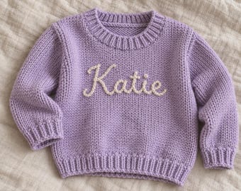 Gepersonaliseerde, handgeborduurde babytrui met naam