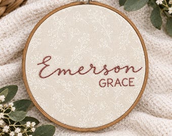 Op maat geborduurde babynaamring, gepersonaliseerde babykamerdecoratie, bloemen babynaambord, geboorteaankondiging