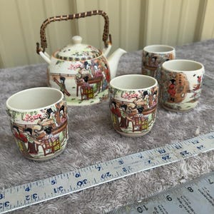 Vintage japansk teservis, Porslins-tekanna med fyra tekoppar, Geisha-scen, Bambuhandtag, Mitten av århundradet i Japan