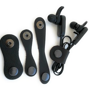 Keep your cables tydy with these 3 black leather cable organizers. Includes 3 sizes. Great for gifting with a birthday or Christmas card.