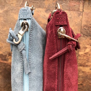 Muñequera Viaggi de ante granate hecha a mano en Inglaterra Ideal para viajar y guardar tus elementos esenciales como el bolso del pasaporte, el cargador del teléfono,