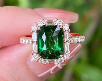 Bague halo de diamants émeraude | Bague de fiançailles en or jaune | Bague décorative avec pierre de naissance de mai | Cadeau d'anniversaire