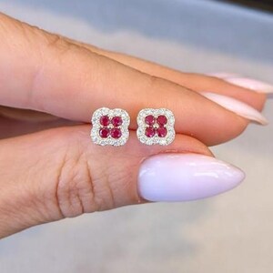 Pendientes de botón con forma de flor de rubí, pendientes de rubí con halo de diamantes, pendientes de piedra natal de julio, pendientes de botón con forma de trébol, pendientes de rubí para mujer, regalo para ella
