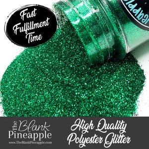 Puede incluir: Primer plano de un tarro de purpurina verde, con el texto "High Quality Polyester Glitter" y "The Blank Pineapple" visible. La purpurina se derrama del tarro, creando un montón de purpurina verde.