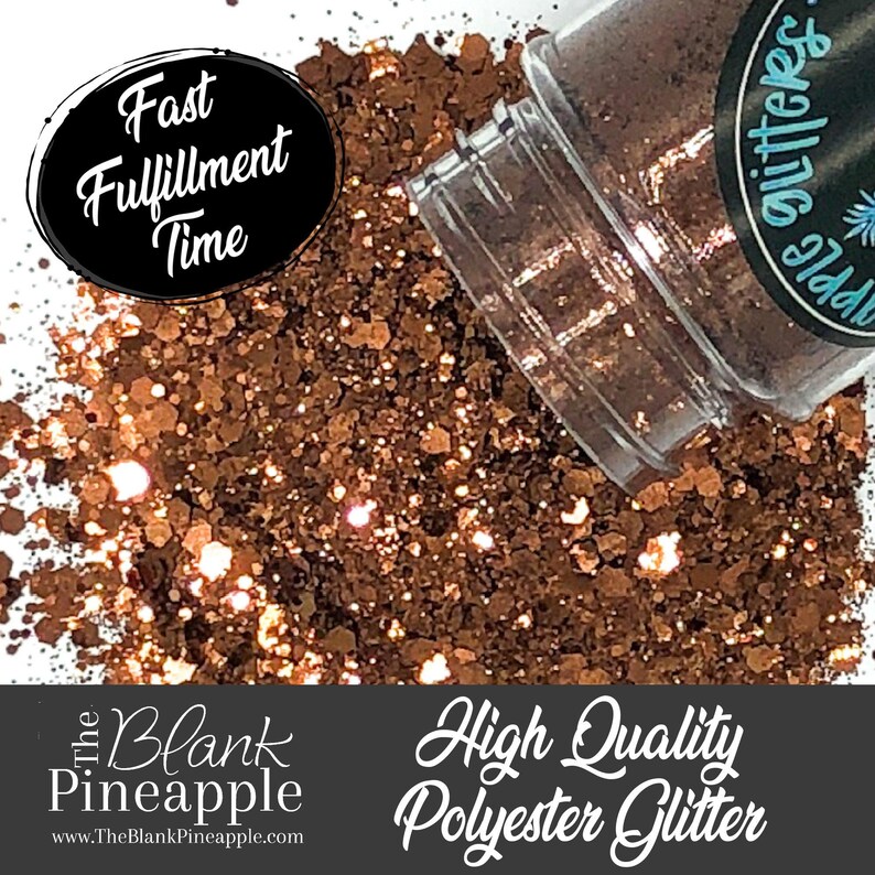 Puede incluir: Primer plano de un tarro de purpurina de cobre. La purpurina es una mezcla de piezas finas y gruesas. El tarro est&aacute; etiquetado como "The Blank Pineapple Glitter".