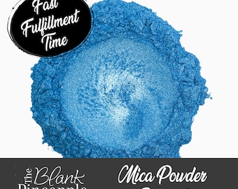 Può includere: Un primo piano di un mucchio di pigmento in polvere di mica blu. La polvere è di un blu vibrante con un leggero luccichio. Il testo "Mica Powder Pigment" è visibile nella parte inferiore dell'immagine.