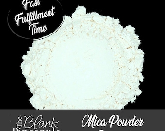 Può includere: Primo piano di un pigmento di polvere di mica bianca. La polvere è in un piccolo mucchio su uno sfondo nero. Il testo "Mica Powder Pigment" è visibile sotto il mucchio di polvere.