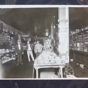 Fotografía de una antigua tienda de campo, circa 1930, reimpresión montada sobre cartón [1753]