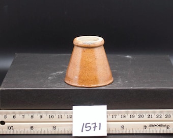 Tintero de loza antiguo con esmalte en tonos cobre (1571)