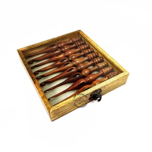 Wooden Crochet Hooks Kit: Ergonomic Rosewood Handles, 9-Piece Set