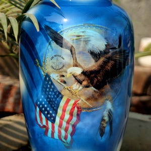Handgefertigte Aluminium Urne für Erwachsene Asche: Fliegender Adler Amerikanische Flagge Design