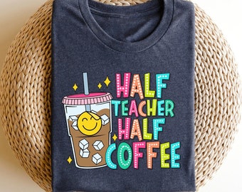 Könnte beinhalten: Ein dunkelgraues T-Shirt mit einer bunten Grafik eines Glases Eiskaffees und dem Text "Half Teacher Half Coffee".