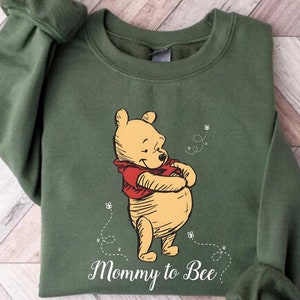 Mommy To Bee Sweatshirt, Pooh Mommy Sweatshirt ,Pregnancy Reveal Sweatshirt, New Mom Sweatshirt, New Mom Gift Shirt