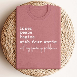 Camisetas sarcásticas, camisetas atrevidas, la paz interior empieza con cuatro palabras, citas divertidas, la paz interior empieza con cuatro palabras, camisetas sarcásticas imagen 3