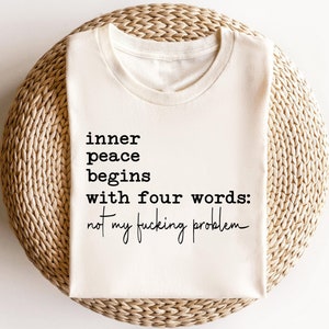 Camisetas sarcásticas, camisetas atrevidas, la paz interior empieza con cuatro palabras, citas divertidas, la paz interior empieza con cuatro palabras, camisetas sarcásticas imagen 2