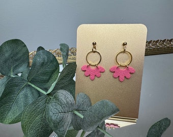 Rose d'été | Boucles d'oreilles en pâte polymère, boucles d'oreilles pendantes, boucles d'oreilles roses et dorées, boucles d'oreilles d'été, magnolias en acier