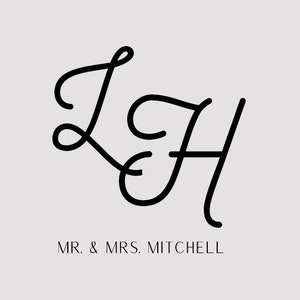 Könnte beinhalten: Ein schwarzes und weißes Kalligraphie-Monogramm mit den Buchstaben "LH" und dem Text "MR. & MRS. MITCHELL" darunter.