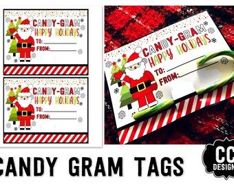 Può includere: Due etichette regalo di Natale stampabili con un Babbo Natale dei cartoni animati che tiene un bastone di zucchero. Le etichette hanno un bordo a strisce rosso e bianco e dicono "Candy-Gram Happy Holidays" con spazio per scrivere "To:" e "From:".