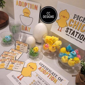 Può includere: Una collezione di kit di adozione a tema pasquale. I kit includono schede di adozione, certificati e piccoli pulcini di peluche in vari colori. I kit includono anche ciotole di vetro trasparente con erba decorativa e uova di plastica.