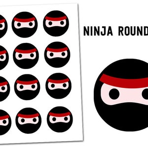 Puede incluir: Doce pegatinas redondas en blanco y negro con una cinta roja y ojos blancos. Las pegatinas tienen el texto "NINJA ROUND TAGS" impreso en la página.