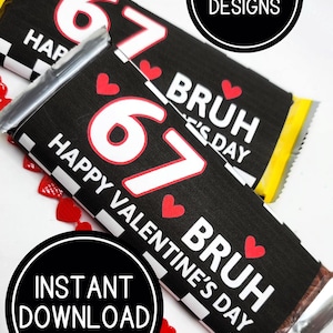 Könnte beinhalten: Zwei Schokoriegelverpackungen mit schwarzem Hintergrund, weißem Text und roten Herzen. Die Verpackungen tragen die Aufschrift "67 HAPPY VALENTINE'S DAY BRUH" und "CC DESIGNS" und "SOFORT-DOWNLOAD" sind ebenfalls sichtbar.