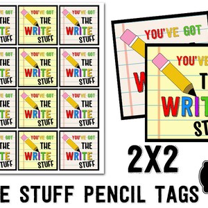 Könnte beinhalten: Ein Satz von 12 bunten Bleistiftetiketten mit dem Text "You've got the write stuff" auf jedem Etikett. Die Etiketten sind so gestaltet, dass sie wie Notizpapier aussehen, auf dem ein Bleistift gezeichnet ist. Die Etiketten sind in einem 3x4-Raster angeordnet.