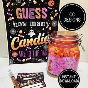 Könnte beinhalten: Ein druckbares Halloween-Spiel mit schwarzem Hintergrund und bunten Maisbonbons, Kürbissen und Spinnweben. Der Text lautet "Erraten Sie, wie viele Süßigkeiten im Glas sind". Es gibt auch zwei druckbare Ratekarten mit dem Text "Erraten Sie, wie viele Süßigkeiten am nächsten liegen".
