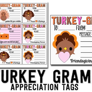 以下が含まれることがあります： 「TURKEY-GRAM」というテキストと、「To:」、「From:」、メッセージを書くためのスペースがある、印刷可能な七面鳥をテーマにした感謝タグ。タグには、さまざまな表情とアクセサリーをつけたかわいい七面鳥の漫画が描かれています。