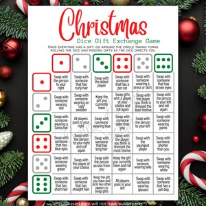 Puede incluir: Un juego de dados de Navidad con instrucciones para intercambiar regalos con otros jugadores en funci&oacute;n del resultado del dado. Los dados est&aacute;n ilustrados con puntos rojos y verdes.