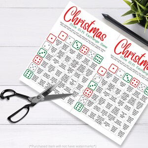 Puede incluir: Dos tarjetas de juego de dados de Navidad imprimibles con instrucciones para ir alrededor del c&iacute;rculo turn&aacute;ndose para tirar los dados y pasar los regalos como los dados lo indiquen. Los dados son rojos, verdes y grises.